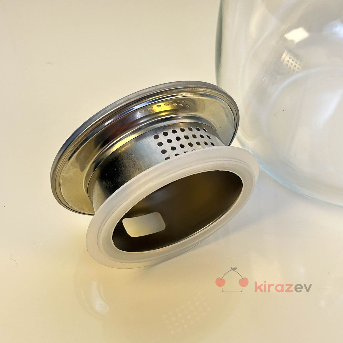 Süzgeç Kapaklı Cam Sürahi